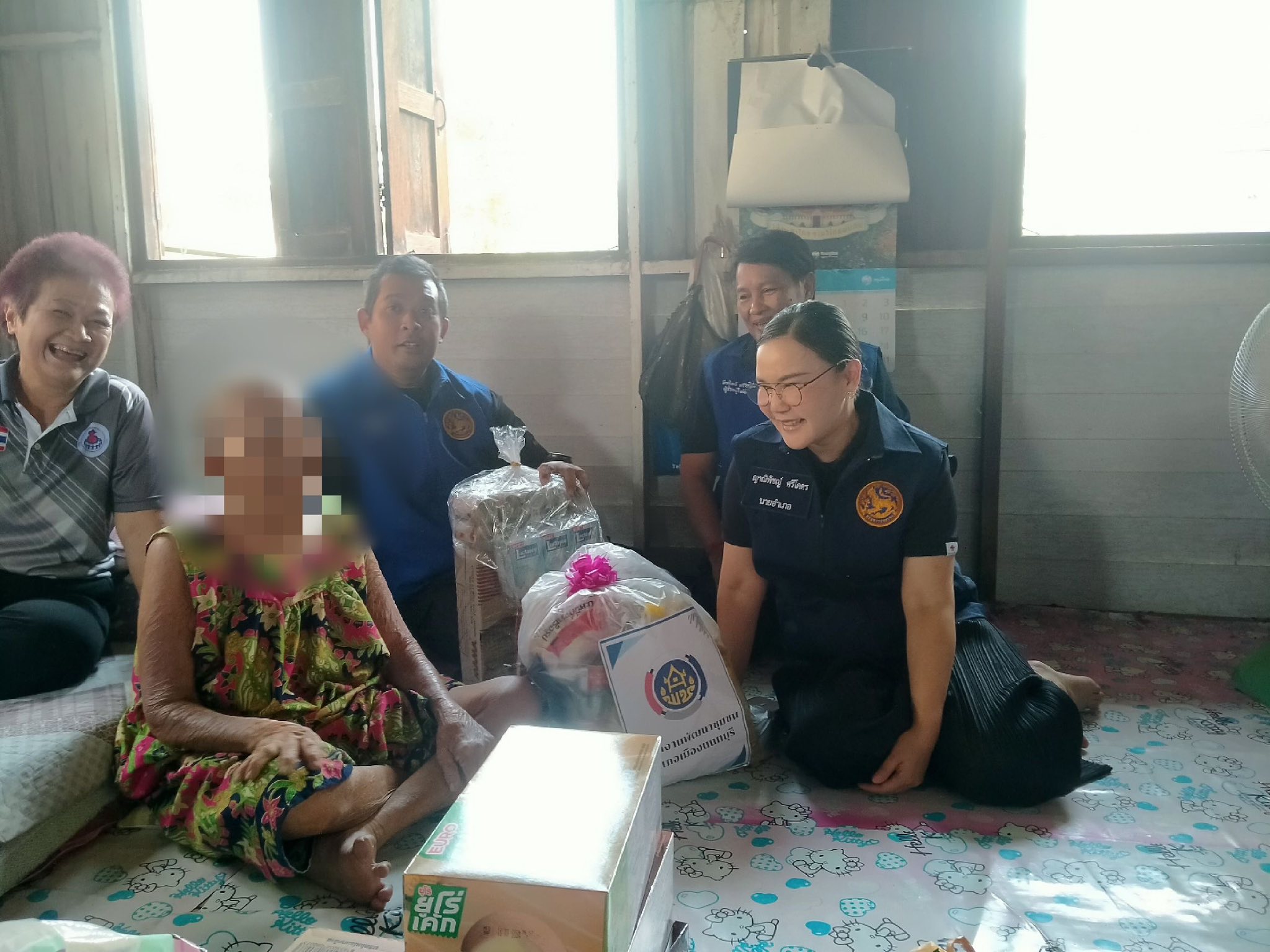 อำเภอเมืองนนทบุรี ลงพื้นที่เยี่ยมเยียนและมอบถุงยังชีพให้แก่ผู้ยากไร้