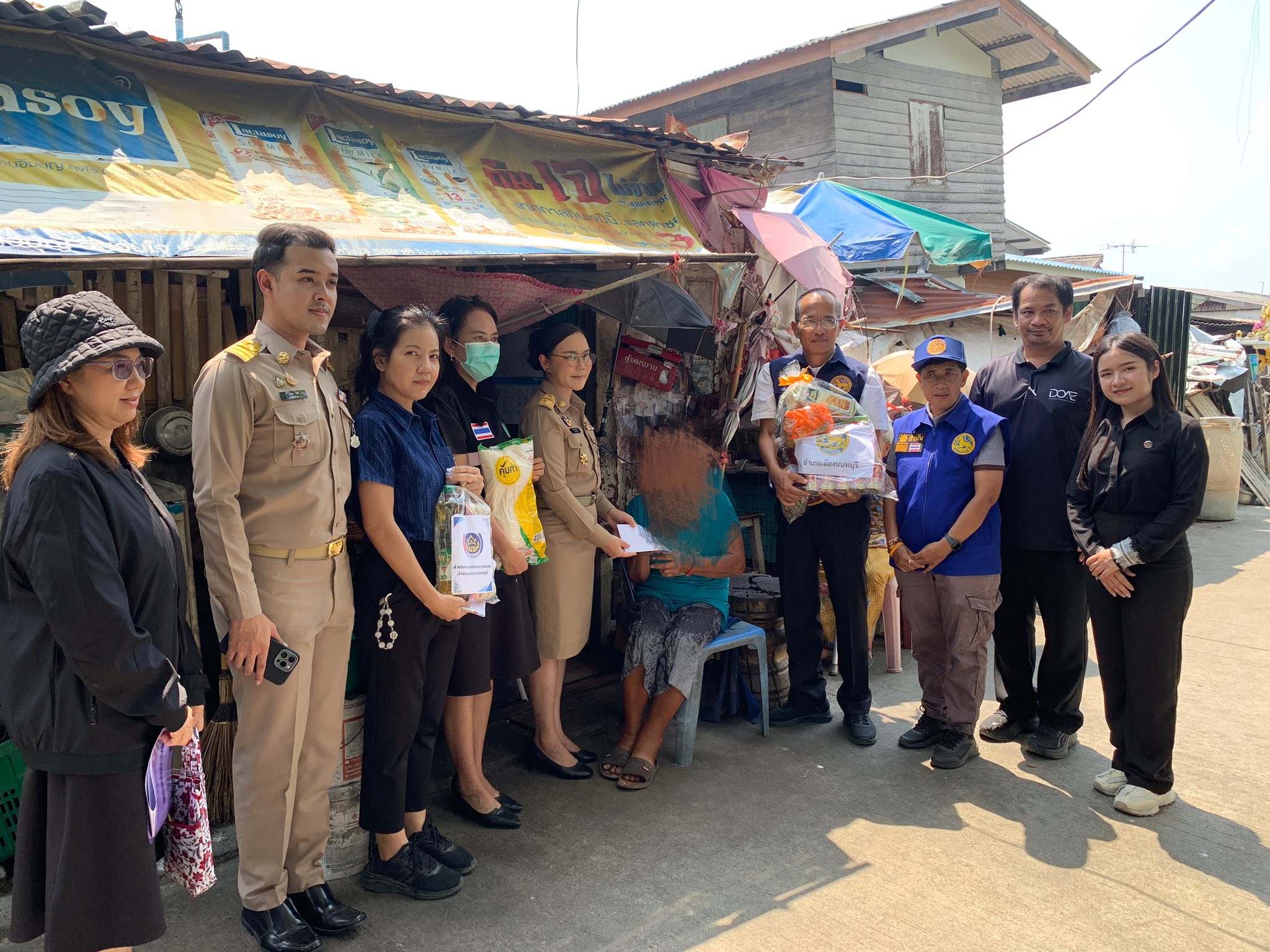 พช.เมืองนนทบุรีลงพื้นที่ติดตามและตรวจเยี่ยมครัวเรือนตกเกณฑ์ จปฐ. ปี 2568 และปี 2569 