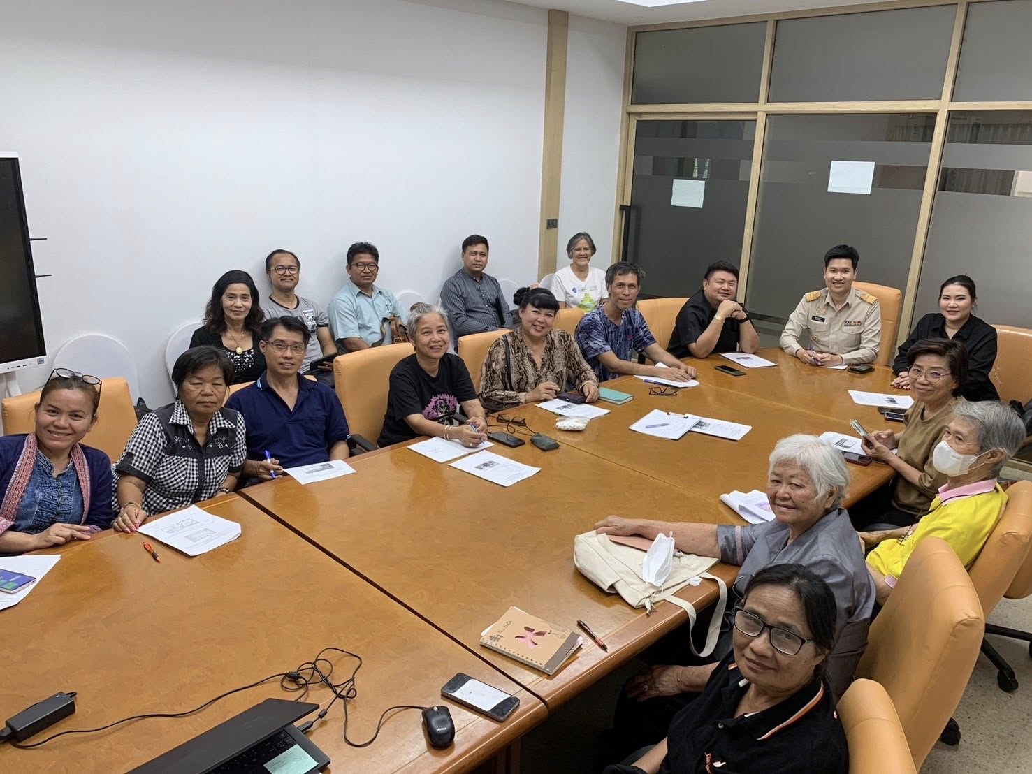 สพอ.เมืองนนทบุรีเข้าร่วมประชุมคณะกรรมการเครือข่ายกลุ่มอาชีพ และผู้ผลิต ผู้ประกอบการ หนึ่งตำบล หนึ่งผลิตภัณฑ์ (OTOP) อำเภอเมืองนนทบุรี ครั้งที่ 1/2569 📍✨