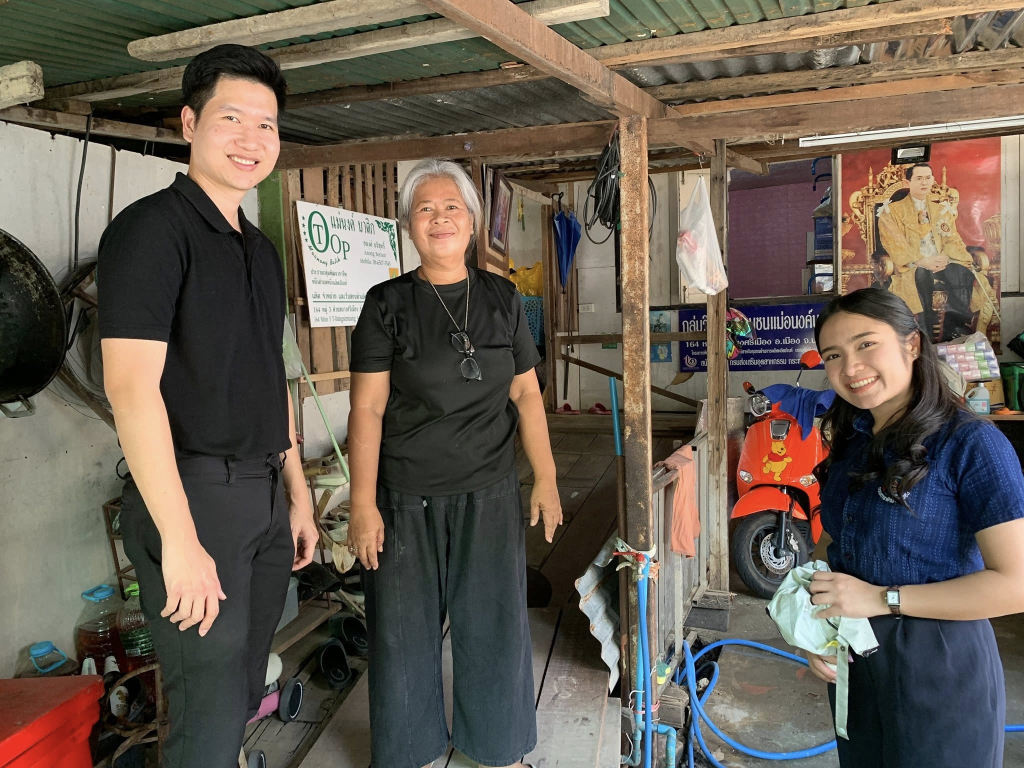 พช.เมืองนนทบุรี ลงพื้นที่หนุนกลุ่มวิสาหกิจชุมชนแม่นงค์บาติก ยกระดับผลิตภัณฑ์ OTOP พร้อมแนะช่องทางเข้าถึงแหล่งทุน 🌱✨