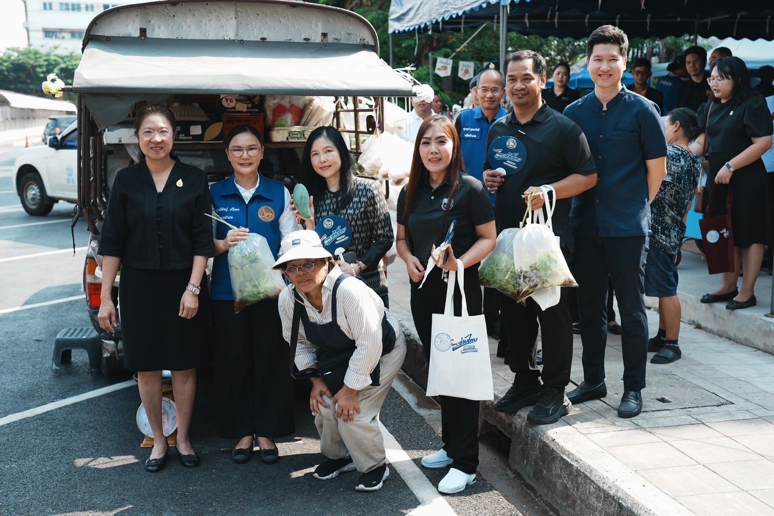 สพอ.เมืองนนทบุรี ร่วมขับเคลื่อนนโยบายรัฐบาล ในกิจกรรม “ไทยช่วยไทย” ยกขบวนสินค้าคุณภาพจาก Tops, OTOP และวิสาหกิจชุมชน ลดภาระค่าครองชีพประชาชน กระตุ้นเศรษฐกิจฐานราก 