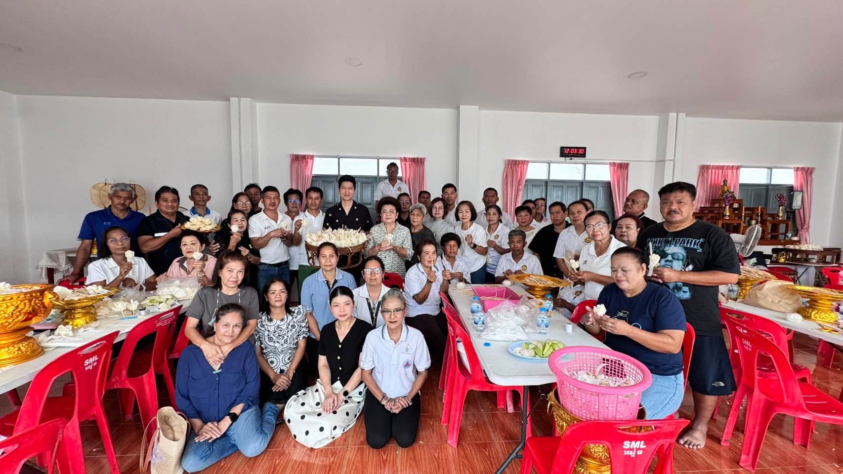  สพอ.เมืองนนทบุรี ลงพื้นที่ติดตามความคืบหน้าการจัดทำดอกไม้จันทน์ ร่วมกับ กพสต.และสมาชิกกองทุนพัฒนาบทบาทสตรี ตำบลบางรักน้อย