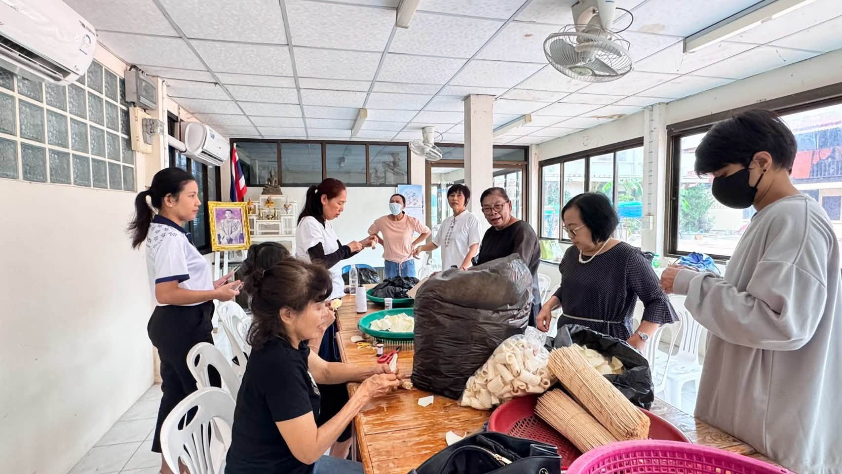 สพอ.เมืองนนทบุรี ลงพื้นที่ติดตามความคืบหน้าการประดิษฐ์ดอกไม้จันทน์ของเครือข่ายสตรีตำบลบางไผ่ เพื่อน้อมรำลึกในพระมหากรุณาธิคุณ สมเด็จพระบรมราชชนนีพันปีหลวง 