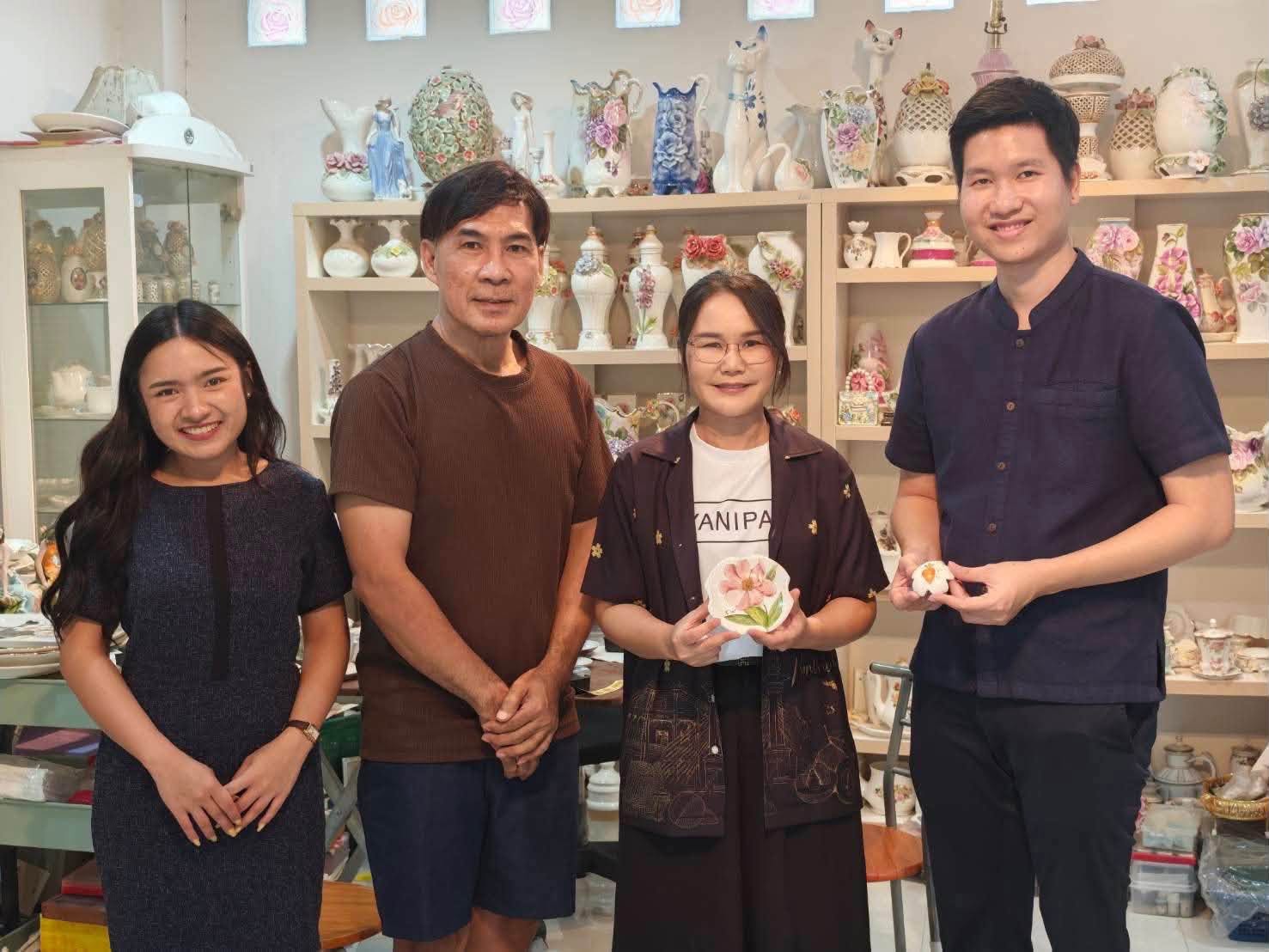 สพอ.เมืองนนทบุรี ลุยขับเคลื่อนภูมิปัญญาถิ่น พัฒนาต่อยอด "เครื่องปั้นดินเผาดินทุเรียนนนท์" ผสานนวัตกรรมการเคลือบผิว ยกระดับสู่สินค้า OTOP ยุคใหม่ 