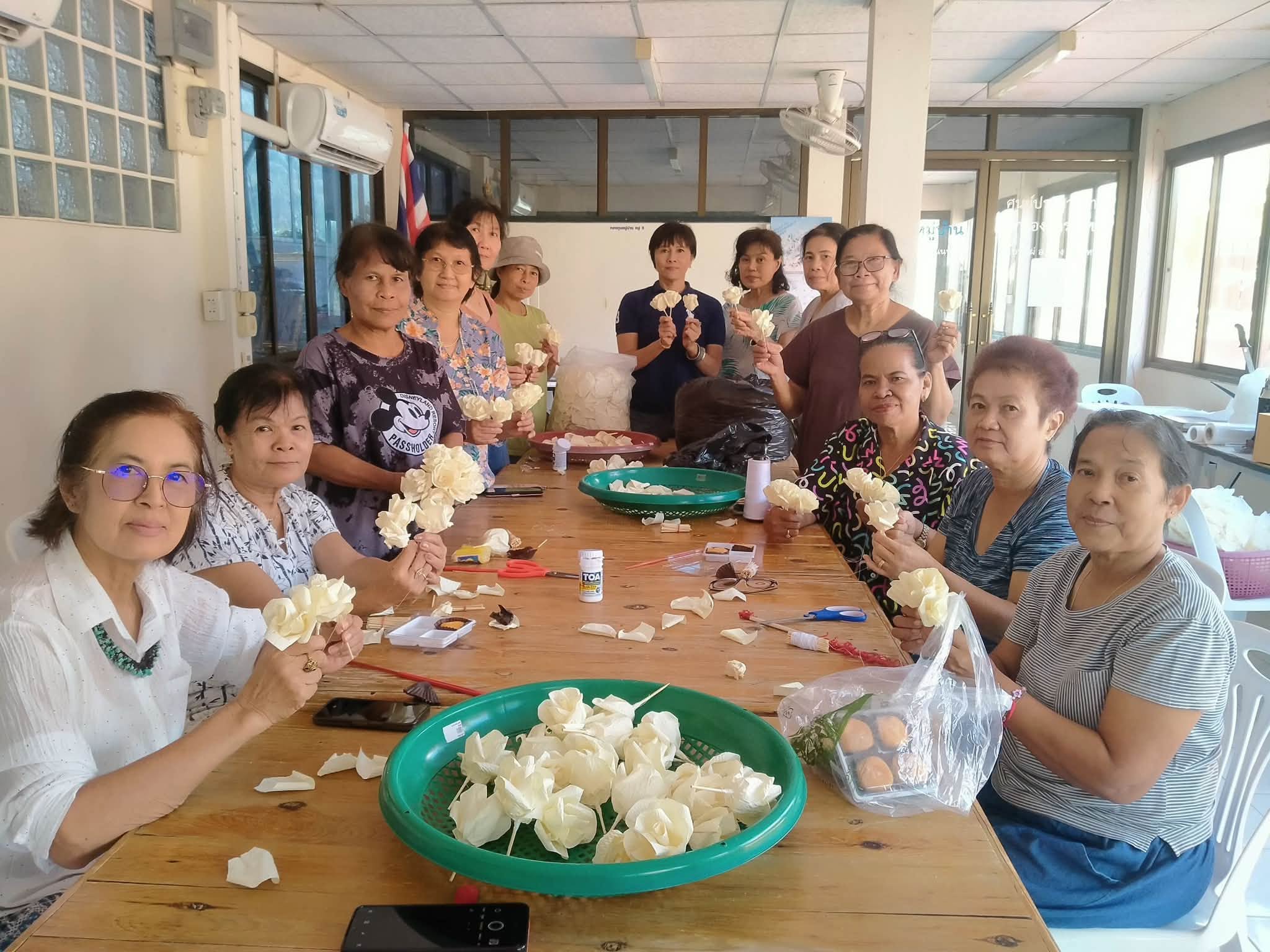 สพอ.เมืองนนทบุรี ลงพื้นที่ติดตามความคืบหน้าการประดิษฐ์ดอกไม้จันทน์ของเครือข่ายสตรีตำบลบางไผ่ เพื่อน้อมรำลึกในพระมหากรุณาธิคุณ สมเด็จพระบรมราชชนนีพันปีหลวง