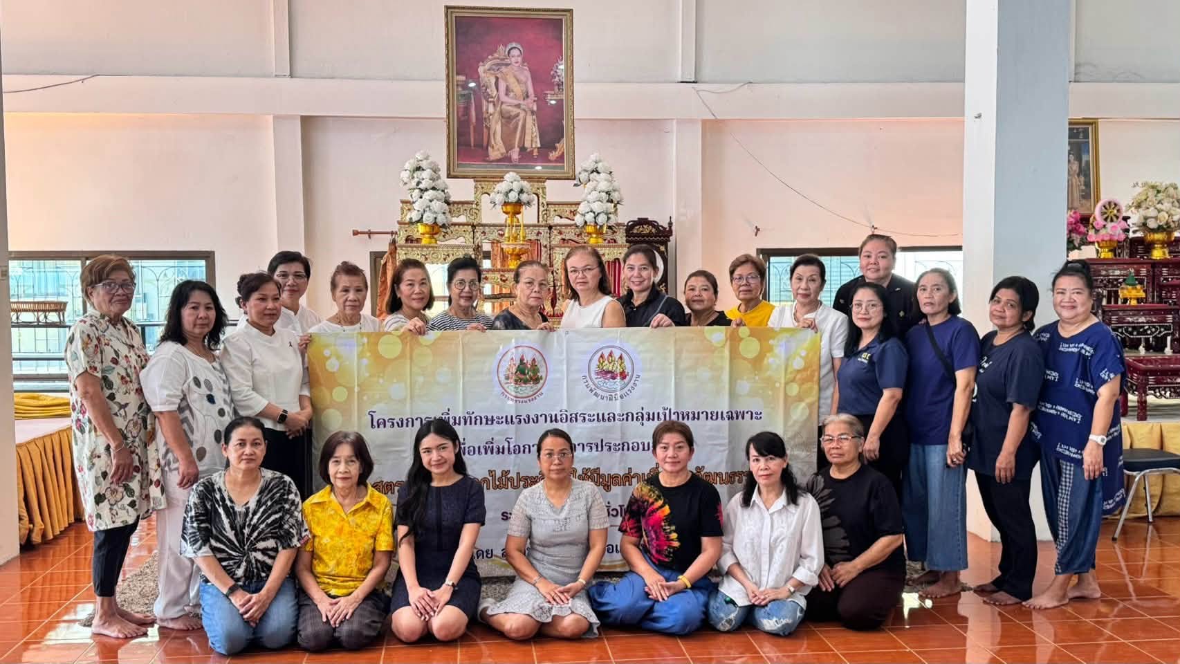 สพอ.เมืองนนทบุรี หนุนโครงการฝึกอบรมแรงงานผู้สูงอายุ ประดิษฐ์ "ดอกชบาทิพย์" 3,000 ดอก น้อมถวายอาลัยในพิธีพระราชทานเพลิงพระบรมศพ สมเด็จพระบรมราชชนนีพันปีหลวง
